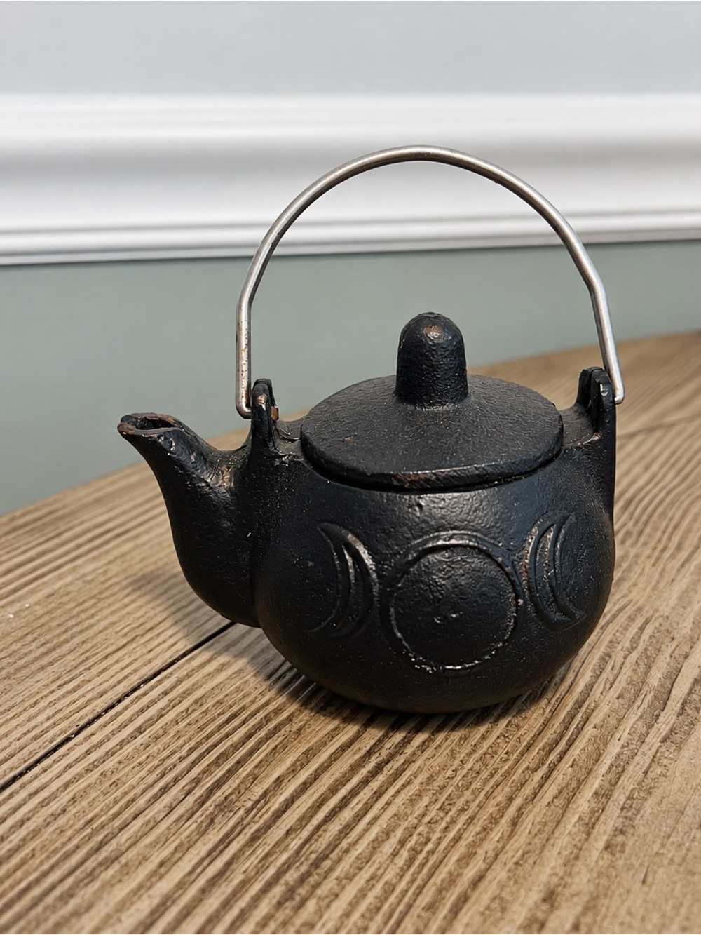 Cast Iron Celestial Cauldron with Lid – Witchy Decor